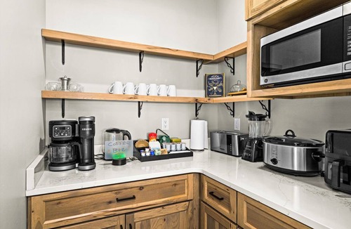 Duluth House | RiverWest White Pine- Hot Tub - Sauna- Dog Friendly