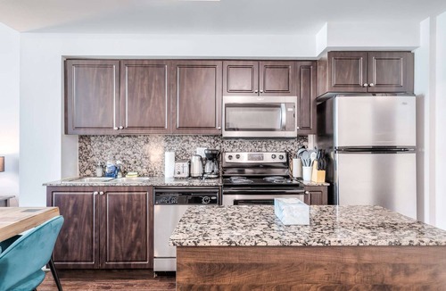 Fort York Hotel | RivetStays | The Neptune Premium Suite – 1 Bedroom + Den Condo