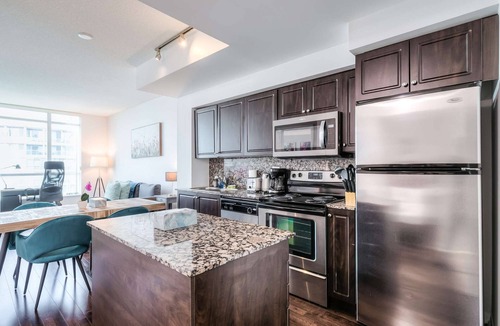 Fort York Hotel | RivetStays | The Neptune Premium Suite – 1 Bedroom + Den Condo