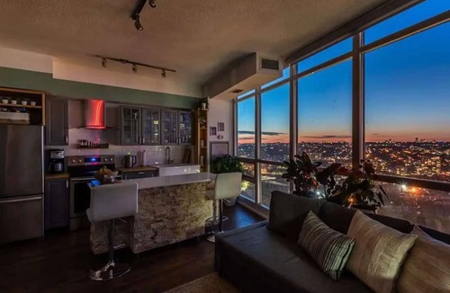 Fort York Hotel | RivetStays | The Neptune Premier Suite – Modern 2 Bedroom Condo