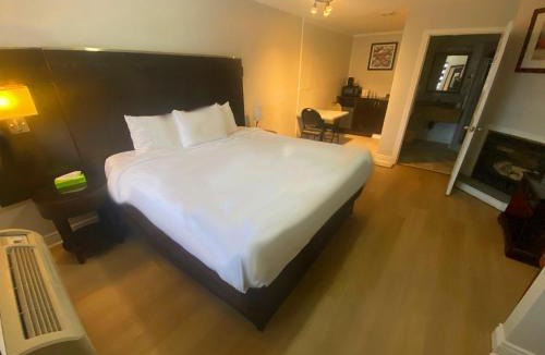 Gananoque Hotel | Riviera Inn And Suites 1000 Islands