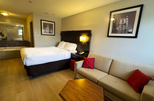 Gananoque Hotel | Riviera Inn and Suites 1000 Islands