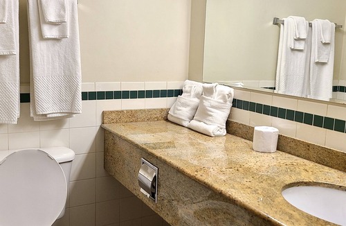 Gananoque Hotel | Riviera Inn and Suites 1000 Islands