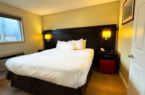 Gananoque Hotel | Riviera Inn and Suites 1000 Islands