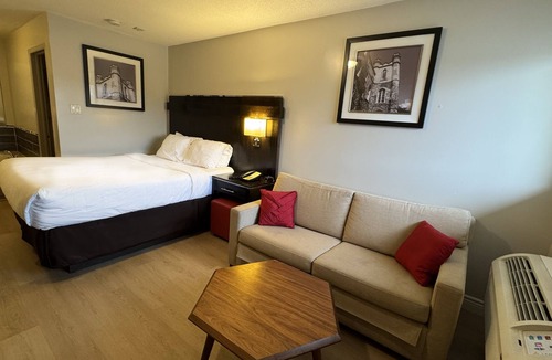 Gananoque Hotel | Riviera Inn and Suites 1000 Islands