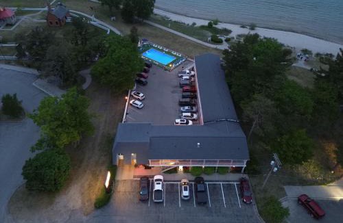 Mackinaw City Hotel | Riviera Motel
