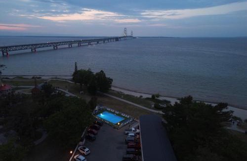 Mackinaw City Hotel | Riviera Motel
