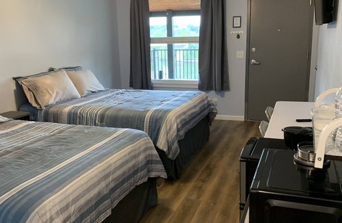 Warsaw Hotel | Rm 2 -Waterfront Double Queen/2nd floor