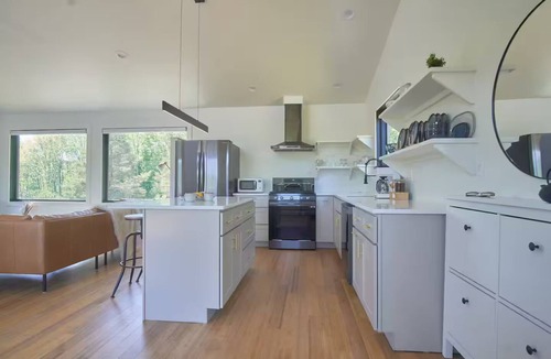 Jeffersonville Cabin | Ro House - A Modern Cabin w/Hot Tub!