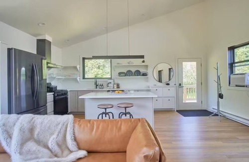 Jeffersonville Cabin | Ro House - A Modern Cabin w/Hot Tub!