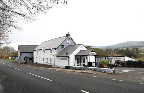 Gilwern Hotel | Roadhouse Llanwenarth