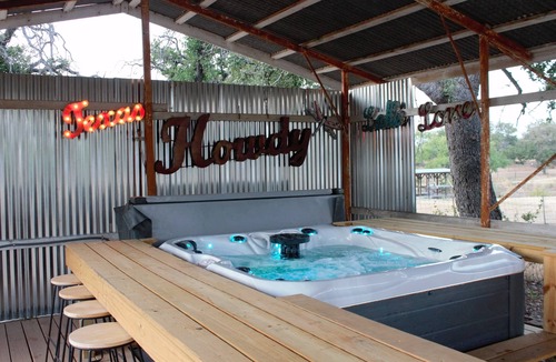 Buchanan Dam Cabin | Roadside at 'Bout Dam Time - Cozy Lakeside Cabin, Nature Retreat, & Brew Pub!