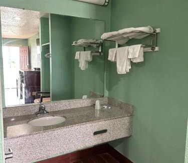 Floresville Hotel | Roadside Inn