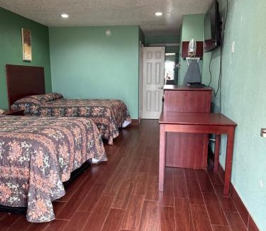 Floresville Hotel | Roadside Inn
