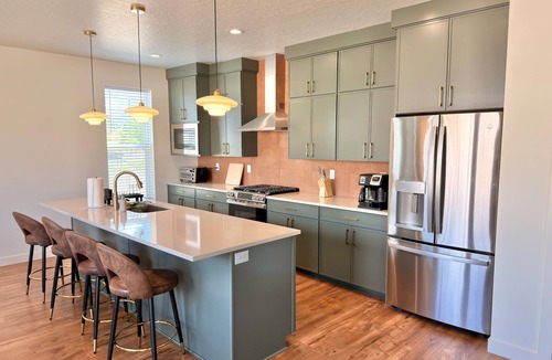 Mountain Green House | Roam Away From Home R4|Fire Pit |Office |Hot Tub