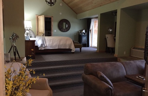 Munising Hotel | Roam Inn