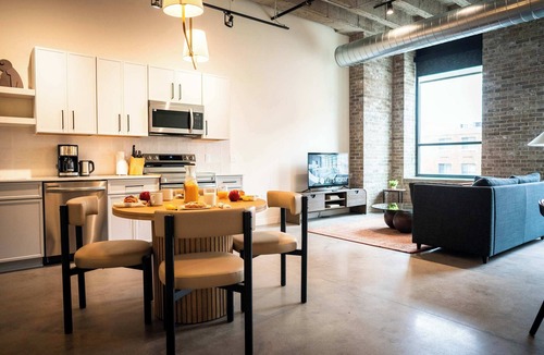 Downtown Minneapolis Apartment | Roami at Century Plaza