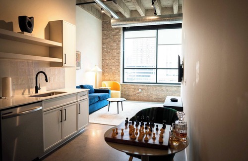 Downtown Minneapolis Apartment | Roami at Century Plaza
