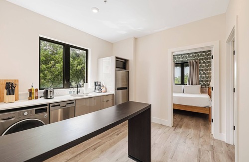 Midtown Apartment | Roami at The Palace