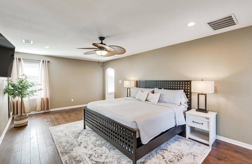 Roanoke House | Roanoke Retreat - EV Charger - 3 primary Suites!