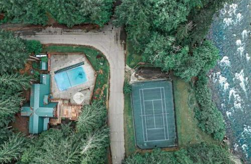 Mount Hood Village House | Roaring River Lodge Riverfront Fire pit EV Plug