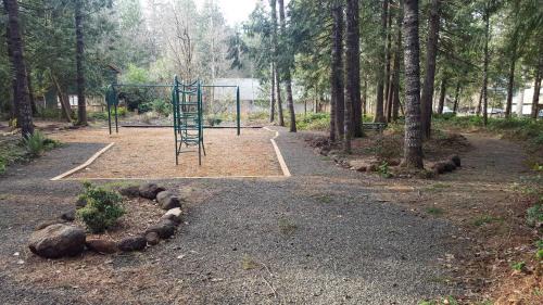 Mount Hood Village House | Roaring River Lodge Riverfront Fire pit EV Plug