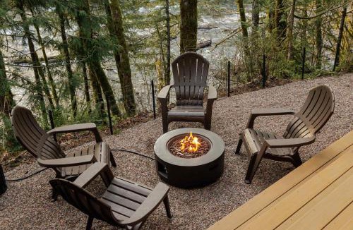 Mount Hood Village House | Roaring River Lodge Riverfront Fire pit EV Plug