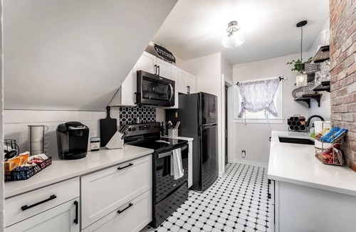 Wichita House | Roaring Riverside - Art Deco Luxe - 2 Kings!