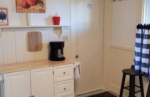 Rutland Apartment | Roberts ave. Immaculate Rental For Nurses Apt B