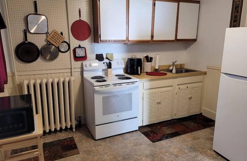 Rutland Apartment | Roberts ave. Immaculate Rental For Nurses Apt B