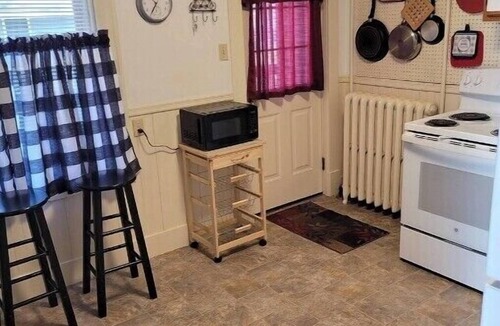 Rutland Apartment | Roberts ave. Immaculate Rental For Nurses Apt B