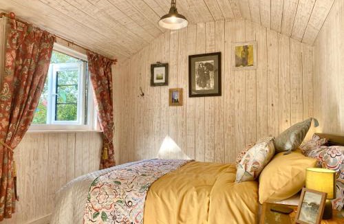 Drybrook House | Robin Cabin with hot tub