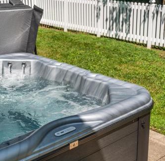 West Dundee House | Robin Crest with Hot Tub