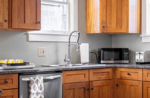 Columbus House | Robin's Egg ~ Private Downtown, Pet-Friendly Gem