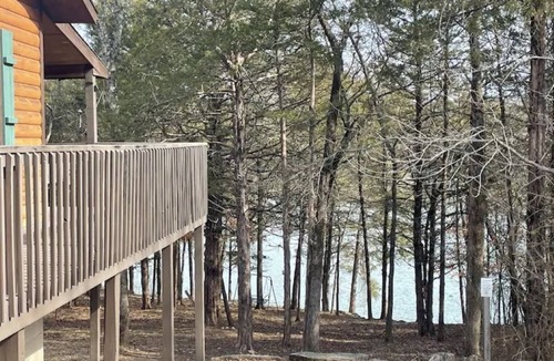 Eagle Rock Cabin | Robin's Nest-3 bedroom 2 bath waterfront cabin on Table Rock w/Wi-Fi & hot tub