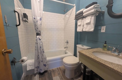 Grand Marais Hotel | Robin's Nest at Feather Nest Inn