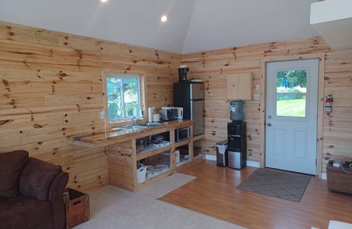 Frontenac Cabin | Robin's Nest. Beach. Watersports free. Private deck - Lake view. Couples only.