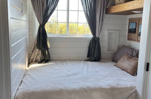 Flat Rock Cottage | Robin's Roost- Tiny house with a hot tub and bluff views