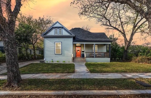 Waco House | Robinhood Lodge, Modern Family Getaway