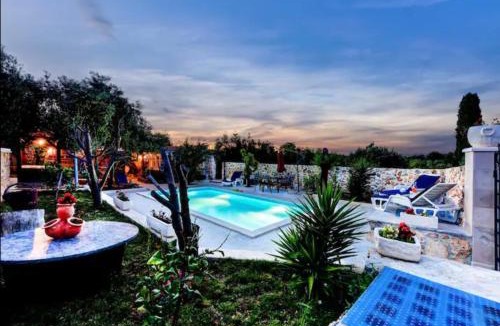 Banj Villa | Robinson House with Pool & Seaview