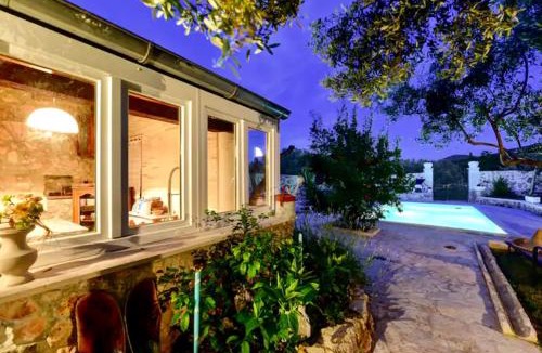 Banj Villa | Robinson House with Pool & Seaview