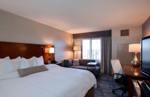 North Greece Hotel | Rochester Airport Marriott