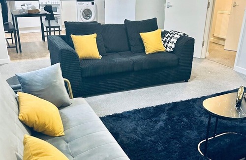 Wainscot Apartment | Rochester Castle Luxury 2BR Flats