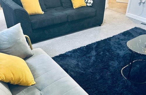 Wainscot Apartment | Rochester Castle Luxury 2BR Flats