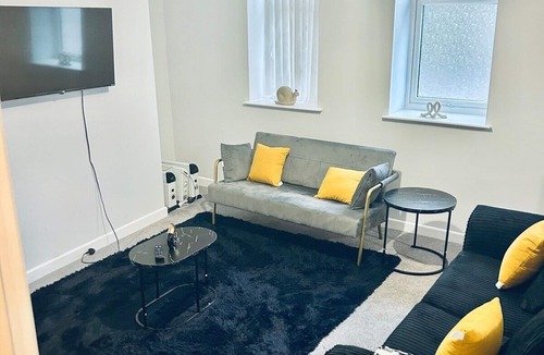 Wainscot Apartment | Rochester Castle Luxury 2BR Flats