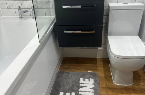 Wainscot Apartment | Rochester Castle Luxury 2BR Flats