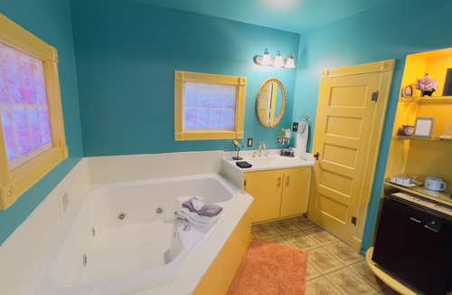 Eureka Springs Historic District Cottage | Rock Cottage Gardens B&B - Cottage #3 Enchanted Cottage
