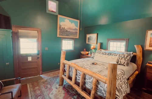 Eureka Springs Historic District Cottage | Rock Cottage Gardens B&B - Cottage #4 Sasquatch Lodge