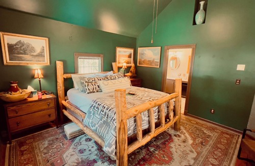 Eureka Springs Historic District Cottage | Rock Cottage Gardens B&B - Cottage #4 Sasquatch Lodge