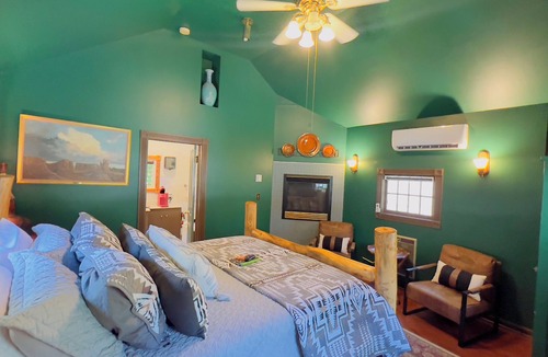 Eureka Springs Historic District Cottage | Rock Cottage Gardens B&B - Cottage #4 Sasquatch Lodge